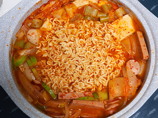 The Golden Rule of Eating Hot Pot Noodles Alone The Golden Rule of Eating Hot Pot Noodles Alone